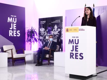 El presidente del Gobierno, Pedro Sánchez, observa la intervención de la ministra de Igualdad, Irene Montero, en un acto celebrado este lunes por el 8-M.