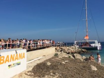 More than a hundred English tourists wait in line to board one of Magaluf’s party boats.