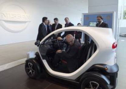 Foto facilitada por la Embajada española en Tokio de la visita de una delegación de la Comisión de Exteriores del Congreso de los Diputados de España, encabezada por su presidente, Josep Antoni Duran i Lleida (en el interior del coche), a la sede del fabricante de automóviles Nissan en la ciudad japonesa de Yokohama.