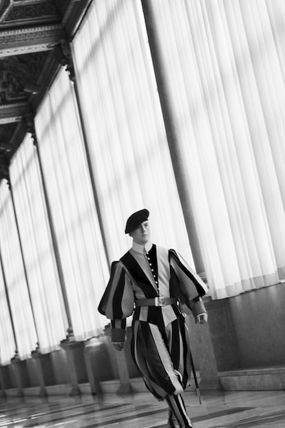 Un guardia suizo, en la Terza Loggia del Palacio Apostólico del Vaticano.