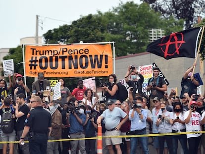 Manifestantes en Kenosha (Wisconsin), ante la visita de Trump.