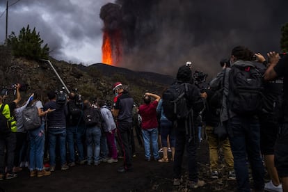 Medios gráficos siguen la erupción del volcán Cabeza de Vaca, desde la localidad de Tacande, este miércoles.