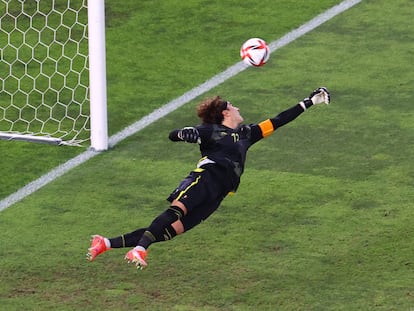 El guardameta mexicano Guillermo Ochoa intenta desviar un balón durante el partido contra Brasil.