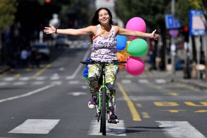 Una ciclista en Belgrado. 