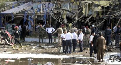 Agentes iraqu&iacute;es inspeccionan la zona de un atentado en Bagdad. 