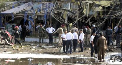 Agentes iraquíes inspeccionan la zona de un atentado en Bagdad.