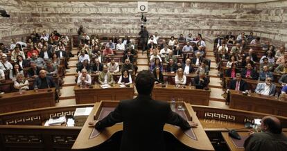 El líder de Syriza, Alexis Tsipras, de espaldas, ayer en el Parlamento griego.