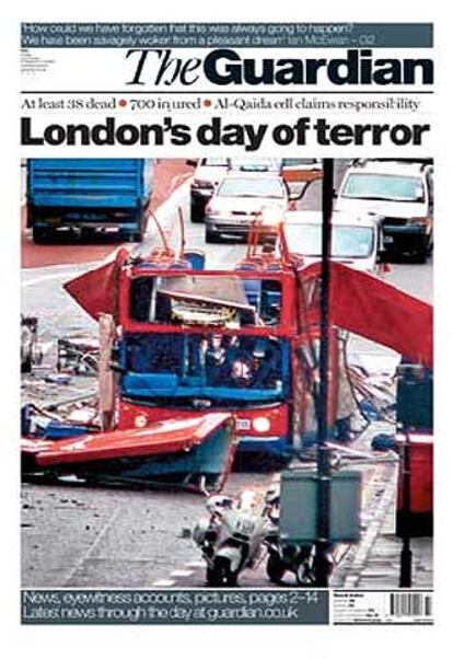 <i>The Guardian</i> ilustra su portada con un simple "El día de terror en Londres". "Al menos 30 muertos. 700 heridos. Al-Qaeda reconoce la autoría del atentado". El diario británico anuncia en portada fotos y testimonios que incluye en su interior.