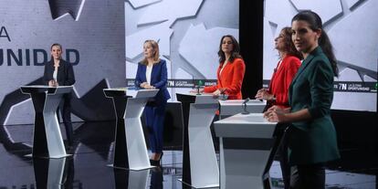 Desde la izquierda, Irene Montero, AnaPastor, Inés Arrimadas, María Jesús Montero y Rocío Monasterio, antes de comenzar el debate.