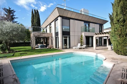 Tres plantas conforman el interior de este unifamiliar situado en Mirasierra, un barrio de Madrid perteneciente al distrito de Fuencarral-El Pardo, situado al norte de la ciudad.