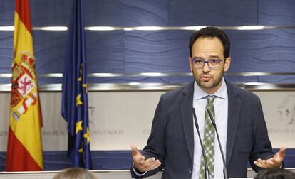 Antonio Hernando en una rueda de prensa el miércoles.