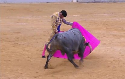 Emilio de Justo torea a la verónica al cuarto toro de la tarde.