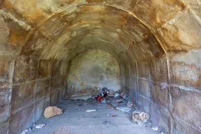 Interior de uno de los nichos del cementerio de Marmellar (Tarragona).