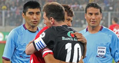 Messi abraça Neymar em um amistoso em 2012, em Lima (Peru).