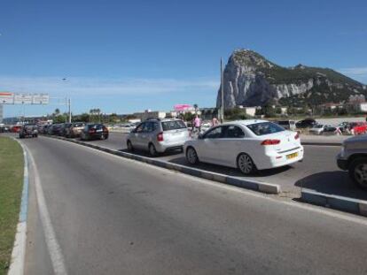 Colas de veh&iacute;culos para entrar a Gibraltar desde La L&iacute;nea.