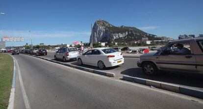 Colas de veh&iacute;culos para entrar a Gibraltar desde La L&iacute;nea.