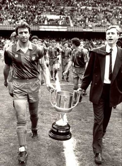 Alexanko y Cruyff, con el trofeo de Copa de 1990.