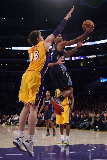 Ramon Sessions entra a canasta ante la defensa de Pau Gasol.