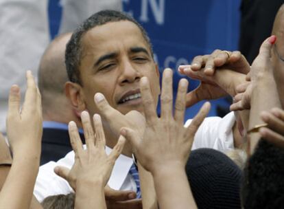 El candidato demócrata a la Casa Blanca, Barack Obama , saluda este domingo a sus seguidores en Charlotte, Carolina del Norte