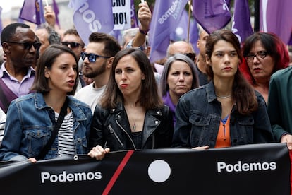 La secretaria general de Podemos, Ione Belarra, y las eurodiputadas Irene Montero e Isa Serra, este domingo durante la manifestación por la vivienda en Madrid.