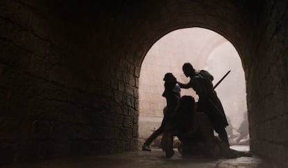 <p>Momento: Jon Snow asesinando a un violador en medio de la destrucción de la ciudad. </p><p>¿Por qué? Podrían haber obviado esto entre tanta destrucción, podrían haber elegido a Jon salvando a un niño o a una anciana, pero muestran cómo detiene y asesina a uno de sus propios soldados mientras este intenta violar a una mujer. En este momento de la historia, donde la revolución feminista despertó en Estados Unidos a través del Me Too, que explotó por los abusos que el productor de cine Harvey Weinstein había cometido durante décadas, esto parece una condena clara a la violencia sexual.