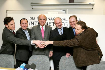 Los representantes de los principales proveedores de Internet en España junto a Núñez Morgades y Cánovas.