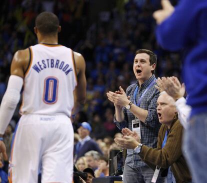 Un aficionado de los Thunder aplaude a Russell Westbrook tras anotar un triple decisivo en la prórroga del duelo entre Oklahoma y Dallas.