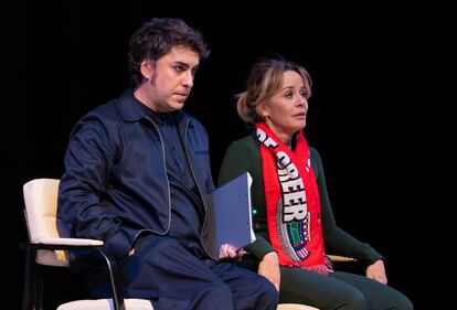 José Troncoso y María Adánez en en una escena de 'La gramática' de Ernesto Caballero, en Nave 10 Matadero.