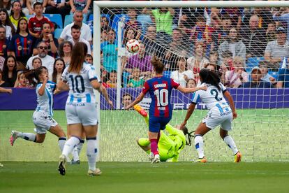 FC Barcelona's Norwegian winger Caroline Graham scores one of her goals during the Queen's Cup final match between FC Barcelona and Real Sociedad this Saturday at the La Romareda stadium in Zaragoza.