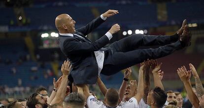 Los jugadores del Real Madrid mantean a su entrenador.