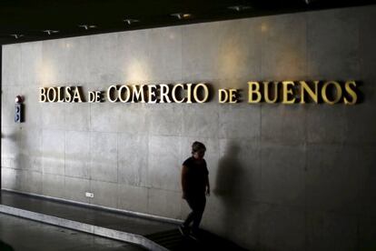 Una mujer que camina este lunes frente al edificio de la bolsa de Buenos Aires.