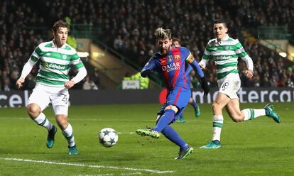 Lionel Messi del FC Barcelona marca el gol frente al Celtic.