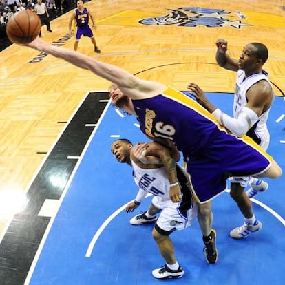 Gasol atrapa un rebote entre Nelson y Howard, en el cuarto partido de la final contra Orlando.