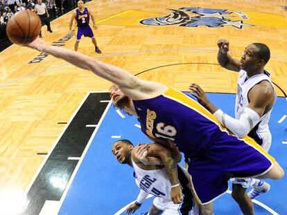 Gasol atrapa un rebote entre Nelson y Howard, en el cuarto partido de la final contra Orlando.