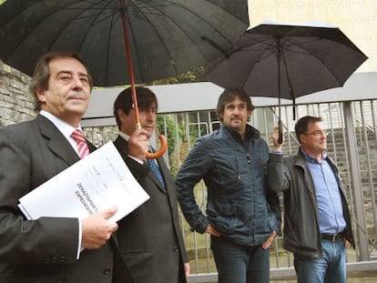 El alcalde de Gernika (Bizkaia), José María Gorroño  (EA), a la izquierda, tras declarar por orden de la Audiencia Naciona.