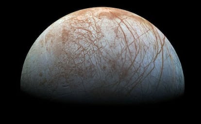 Imagem de Europa, uma das luas de Júpiter, registrada pela sonda Galileo na década de 1990. 