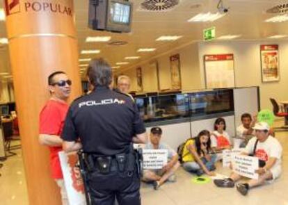 Una decena de miembros de la Plataforma Stop Desahucios de La Rioja ocupan hoy de forma pacífica una de las oficinas del Banco Popular de Logroño, para unirse a una protesta organizada en varias comunidades autónomas contra el desahucio de un ciudadano de Barcelona por parte de esta entidad financiera.