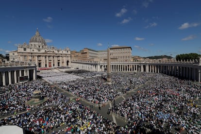 Vista general de la plaza de San Pedro, durante el funeral del papa Francisco. 