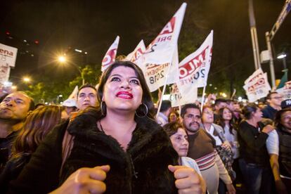 Desde tempranas horas seguidores de Morena esperaban resultados en las calles. 
