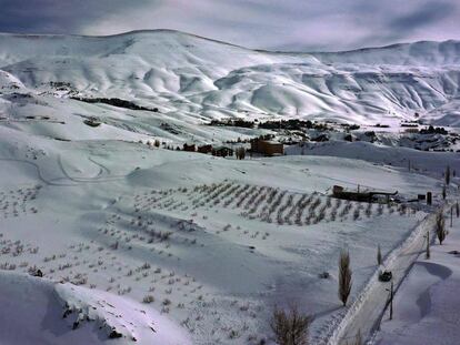 Vista aérea de las montañas libanesas del norte de Beirut, cubiertas de nieve, a 1800 metros sobre el nivel del mar. 