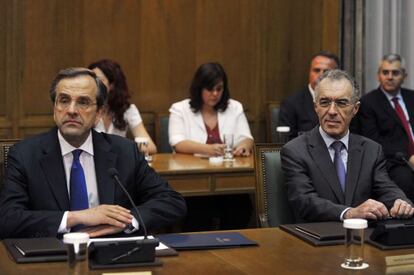 El primer ministro griego, Antonis Samarás. y Vasilis Rápanos, que había sido designado ministro de Finanzas pero ha renunciado.
