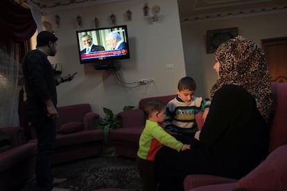 Una familia palestina residente en Gaza, mira la televisión durante la rueda de prensa del presidente de los EEUU, Barack Obama, y el presidente israelí, Simón Peres, durante la primera visita oficial del presidente norteamericano a Israel.