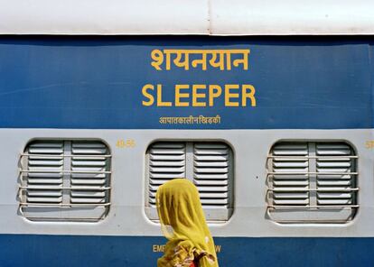 <b>Por ESPERANZA PÉREZ</b><p>Caía la noche sobre la estación de Benarés, en India. El tren cama que nos llevaría a la frontera con Nepal se retrasaba un par de horas debido al monzón, y el cansancio hacía que se nos cerraran los ojos. Para evitarlo, decidimos sacar la baraja de cartas. Javi repartía mientras yo anotaba la puntuación en un papel mugriento. En la tercera ronda de chinchón se acercaron un par de curiosos. A mitad de juego, decenas de ojos se clavaban en nuestros tríos de bastos, espadas, copas y oros. Cualquiera habría pensado que nos jugábamos la vida, como en las partidas de póquer clandestinas de las películas. Los paisanos comentaban cada jugada en hindi mientras, por señas, intentábamos explicarles cómo funcionaba el juego. Lo aprendieron rápido. Lástima que el tren no llevara más retraso. Habríamos pasado toda la noche jugando en aquel andén con nuestro inesperado grupo de amigos. Aquella partida en la estación nos hizo recordar el sentido de viajar.