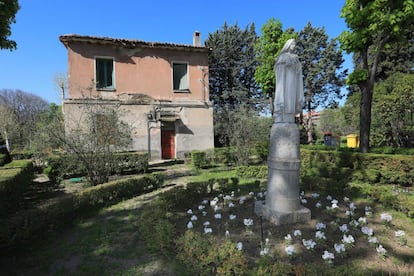 Un vecino de Carabanchel mira hacia la valla a la altura del número 177 de la calle del General Ricardos. “Sabemos que detrás hay un parque enorme, pero siempre ha estado cerrado, no hemos podido verlo”, se queja. Al otro lado de la verja está la Finca Vista Alegre, un magnífico jardín histórico creado a principios del XIX como lugar de recreo de la reina María Cristina de Borbón y que disfrutaron —y modificaron— Isabel II y el marqués de Salamanca.