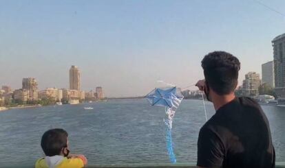 Un hombre vuela una cometa en Egipto. 