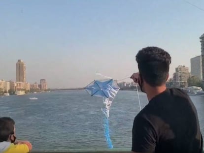 Un hombre vuela una cometa en Egipto. 