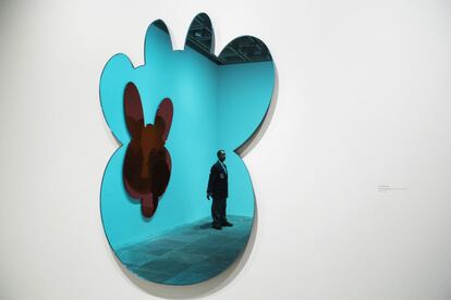Un guardia de seguridad del museo Whitney de Nueva York, reflejado en la escultura espejo de Koons 'Vaca (Azul claro)'.