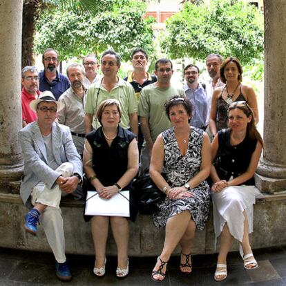 Directores, sindicatos y miembros de FAPA-Valencia, ayer, en el IES Lluis Vives de Valencia.