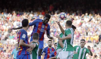 Samuel Umtiti remata de cap en el partit entre el Barça i el Betis.