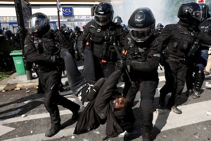 Oficiales de la unidad de policía francesa BRAV-M llevan a un manifestante durante la tradicional marcha laboral del Primero de Mayo. 
